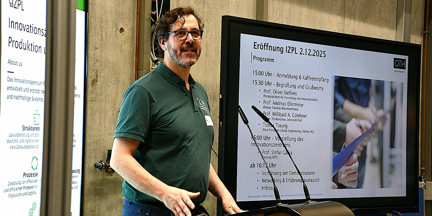 Prof. Stefan Galka, Leiter des IZPL, unterstrich die Rolle digitaler Technologien für die Fabrik der Zukunft. Foto: OTH Regensburg/Simone Grebler