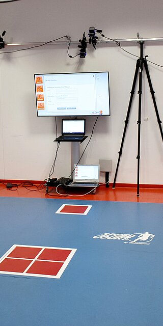 SpeedCourt® in der Gästekabine der Continental-Arena Regensburg mit aufgebautem Motion-Capture-System. An der Untersuchung ist auch das Labor für Biomechanik der OTH Regensburg beteiligt.