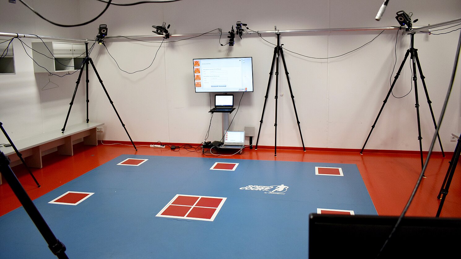 SpeedCourt® in der Gästekabine der Continental-Arena Regensburg mit aufgebautem Motion-Capture-System. An der Untersuchung ist auch das Labor für Biomechanik der OTH Regensburg beteiligt.