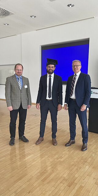 Prof. Dr. Ingo Ehrlich, Matthias Schlamp und Prof. Dr. habil. Stefan Hiermaier freuen sich über die erfolgreiche Promotion