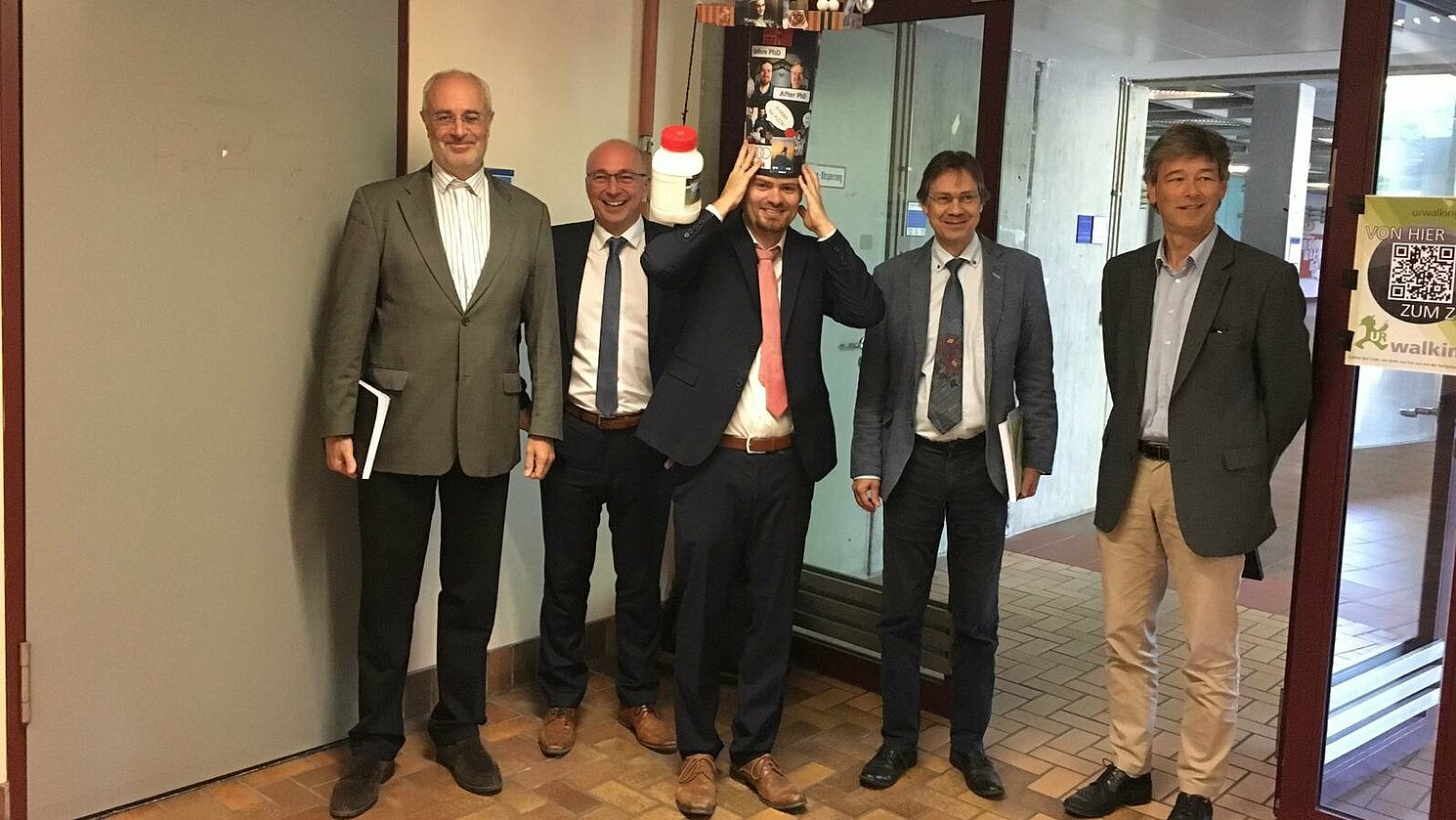 Von links: Prof. Dr. Werner Kunz, Prof. Dr. Hans-Peter Rabl, Peter Braun, Prof. Dr. Frank-Michael Matysik und Prof. Dr. Alkwin Slenczka.