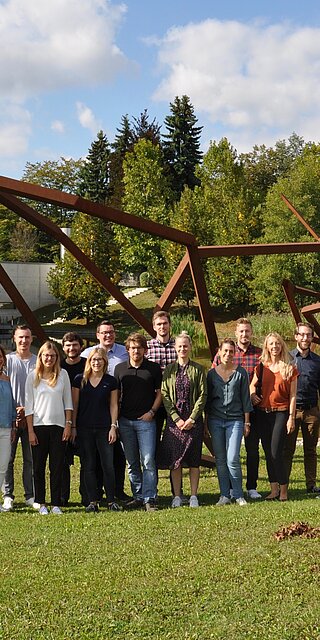 Die Studienanfängerinnen und -anfänger des berufsbegleitenden Masters Leitung und Kommunikationsmanagement auf dem Campus der OTH Regensburg.