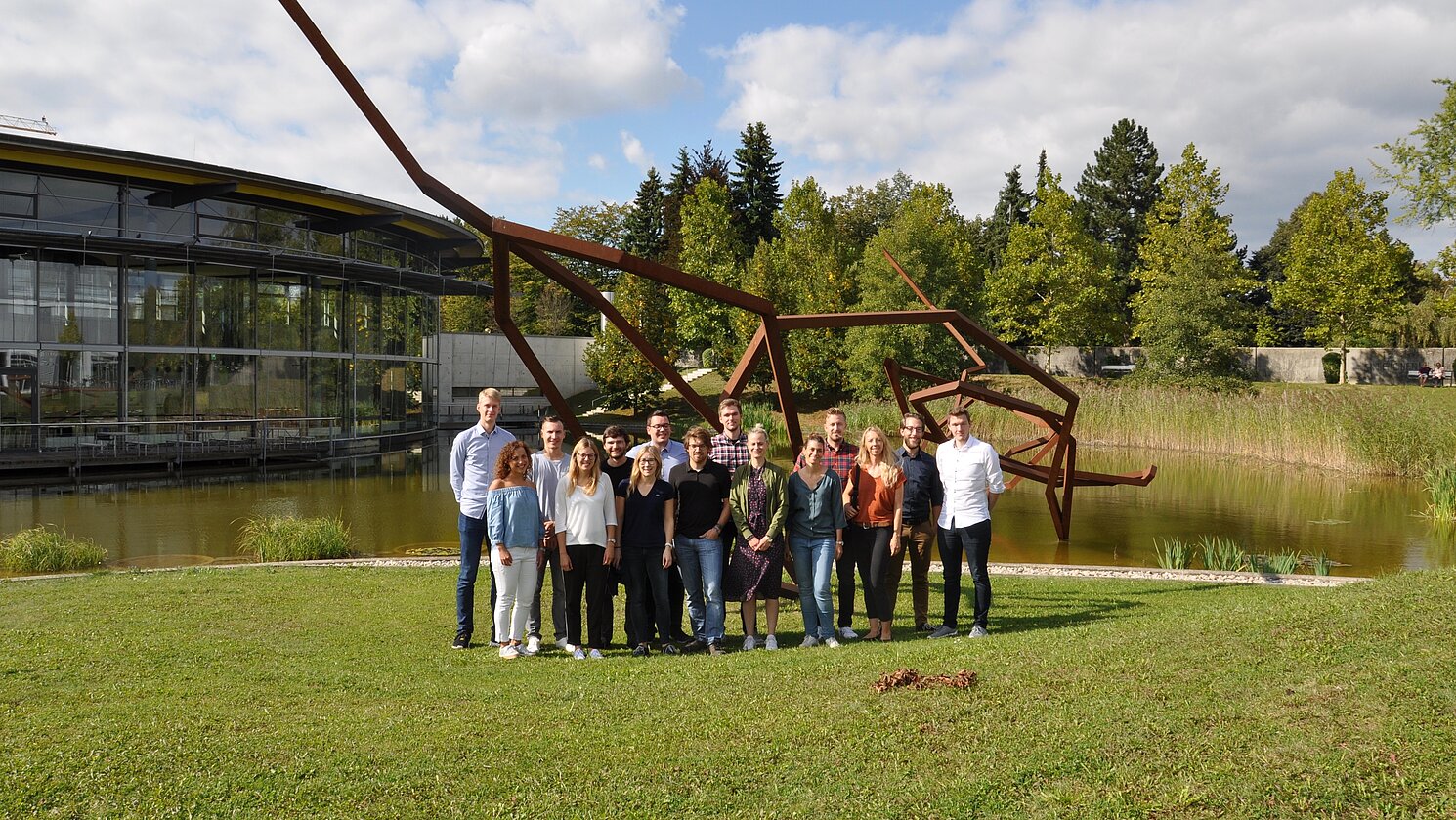 Die Studienanfängerinnen und -anfänger des berufsbegleitenden Masters Leitung und Kommunikationsmanagement auf dem Campus der OTH Regensburg.
