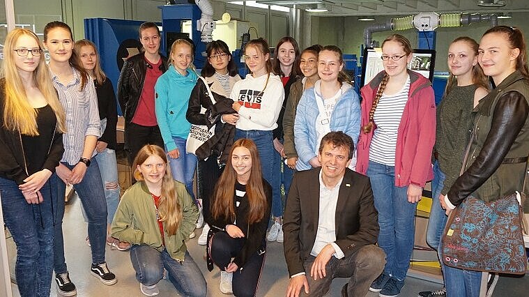 Schülerinnen beim Girls' Day im April 2018 an der OTH Regensburg mit Siegfried Schrammel von der Fakultät Maschinenbau.