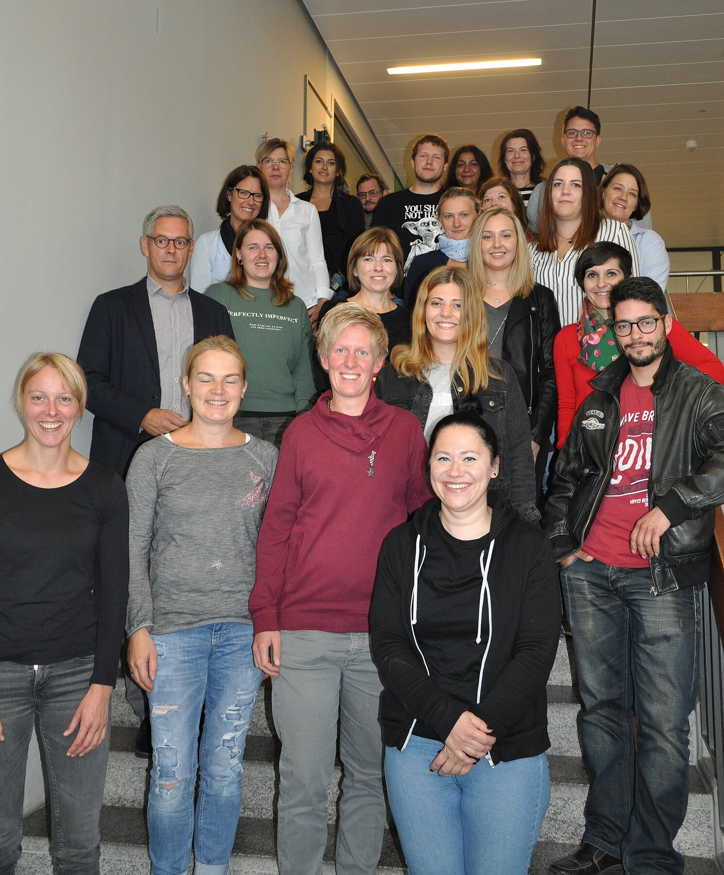 Studiengangleiter Prof. Dr. Nicolas Schöpf (2. v. l.) mit den Studierenden des berufsbegleitenden Bachelors Soziale Arbeit.