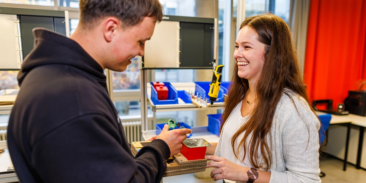 Zwei Studierende im Lean Lab der OTH Regensburg
