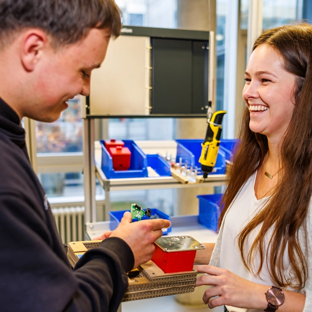 Zwei Studierende im Lean Lab der OTH Regensburg