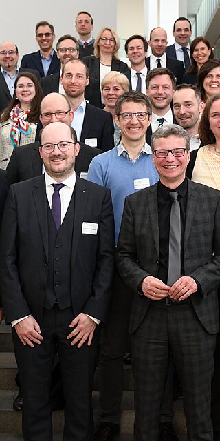 Staatsminister Bernd Sibler (vordere Reihe, 3. von rechts) mit neu berufenen Professorinnen und Professoren der staatlichen Hochschulen für angewandte Wissenschaften und der Technischen Hochschulen. 