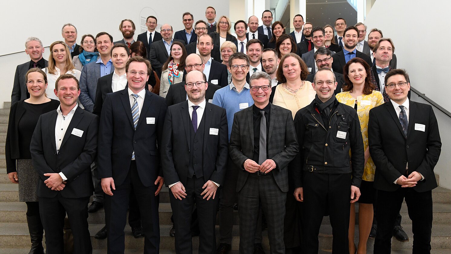 Staatsminister Bernd Sibler (vordere Reihe, 3. von rechts) mit neu berufenen Professorinnen und Professoren der staatlichen Hochschulen für angewandte Wissenschaften und der Technischen Hochschulen. 