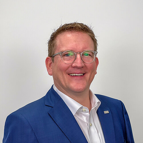 Portrait eines Professors der Fakultät Maschinenbau vor weißem Hintergrund