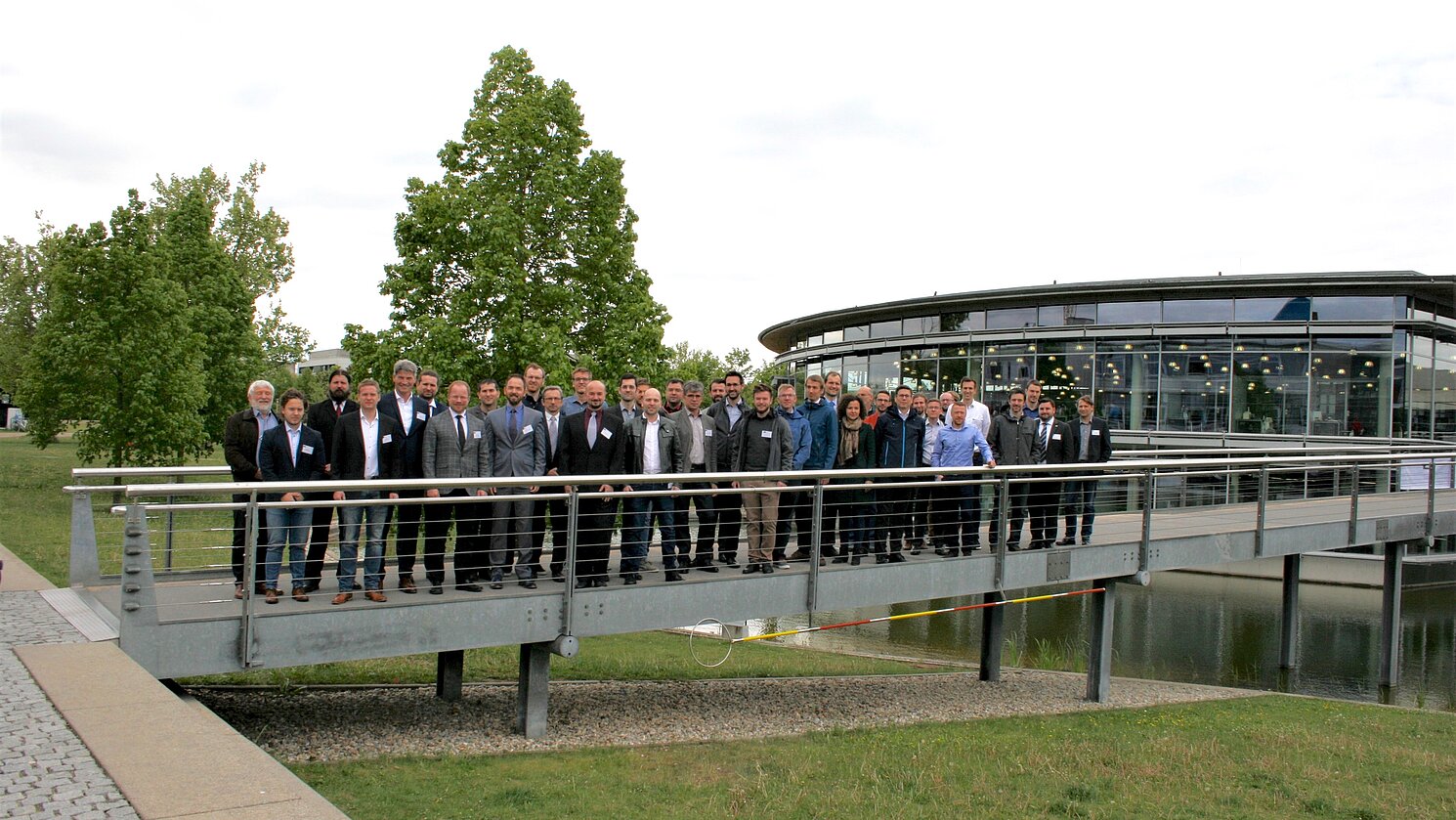 Die Teilnehmenden des bilateralen Workshops rund um faserverstärkte Thermoplaststrukturen im Leichtbau und die Anbindungstechnologie mittels Laser-Durchstrahlschweißen kamen sowohl aus der Industrie als auch aus der Forschung an die OTH Regensburg.