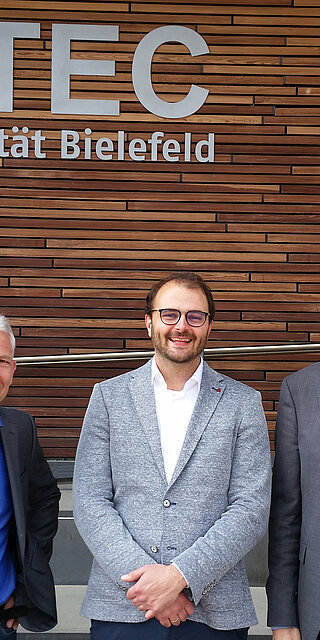 Promovend M.Sc. Clemens Pohlt (Mitte), Gutachter PD Dr. Sven Wachsemuth vom CITEC der Universität Bielefeld (li.) und Betreuer Prof. Dr.-Ing. Thomas Schlegl von der OTH Regensburg. Foto: Julia Pohlt