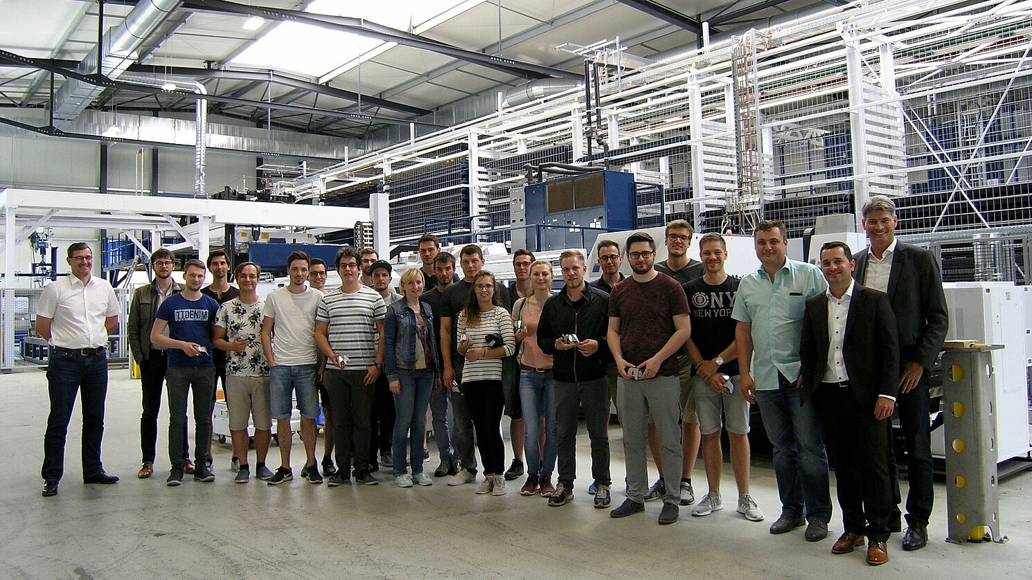 Studierende des Studiengangs Produktions- und Automatisierungstechnik bei ihrem Besuch der Firma "Silberhorn Blechtechnik" am neuen Standort in Brunn an der A3 mit Prof. Dr.-Ing. Hierl (ganz rechts). Foto: OTH Regensburg
