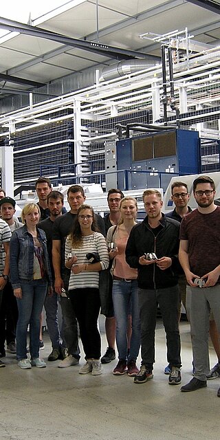 Studierende des Studiengangs Produktions- und Automatisierungstechnik bei ihrem Besuch der Firma "Silberhorn Blechtechnik" am neuen Standort in Brunn an der A3 mit Prof. Dr.-Ing. Hierl (ganz rechts). Foto: OTH Regensburg