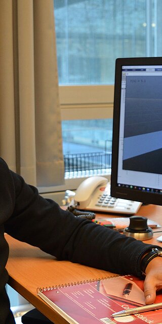 Abel Arrieta Castro aus Peru arbeitet im Rahmen einer Firmenkooperation im Labor für Mehrkörpersimulation bei Prof. Dr. Thomas Schaeffer an der OTH Regensburg in einem Post-Doc-Projekt. 