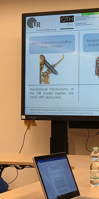 Dr. Maximilian Aurbach, der im Rahmen seiner Dissertation ein Menschmodell im Labor für Biomechanik der OTH Regensburg entwickelte, ist seit November 2020 erfolgreich promoviert.