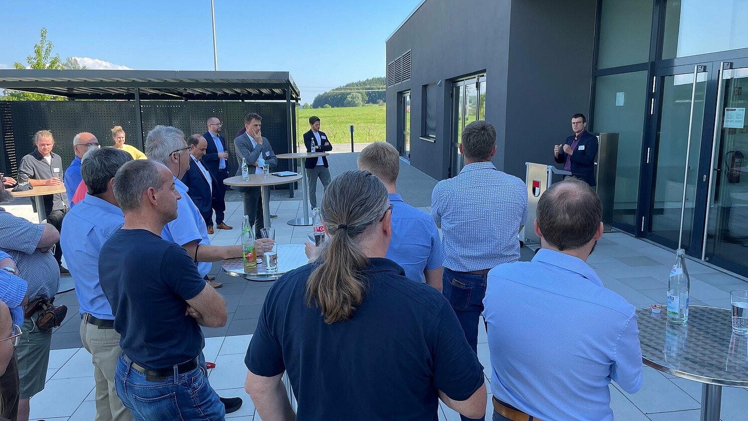 Anton Schmailzl begrüßt die Gäste am Technologie-Campus Parsberg/Lupburg.