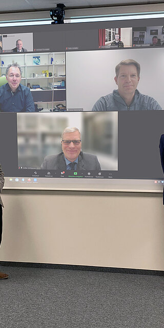 Anton Schmailzl (l.) und Prof. Dr. Stefan Hierl (r.) vor der via Videokonferenz zugeschalteten Prüfungskommission. Foto: TC Parsberg-Lupburg/Melanie Baier