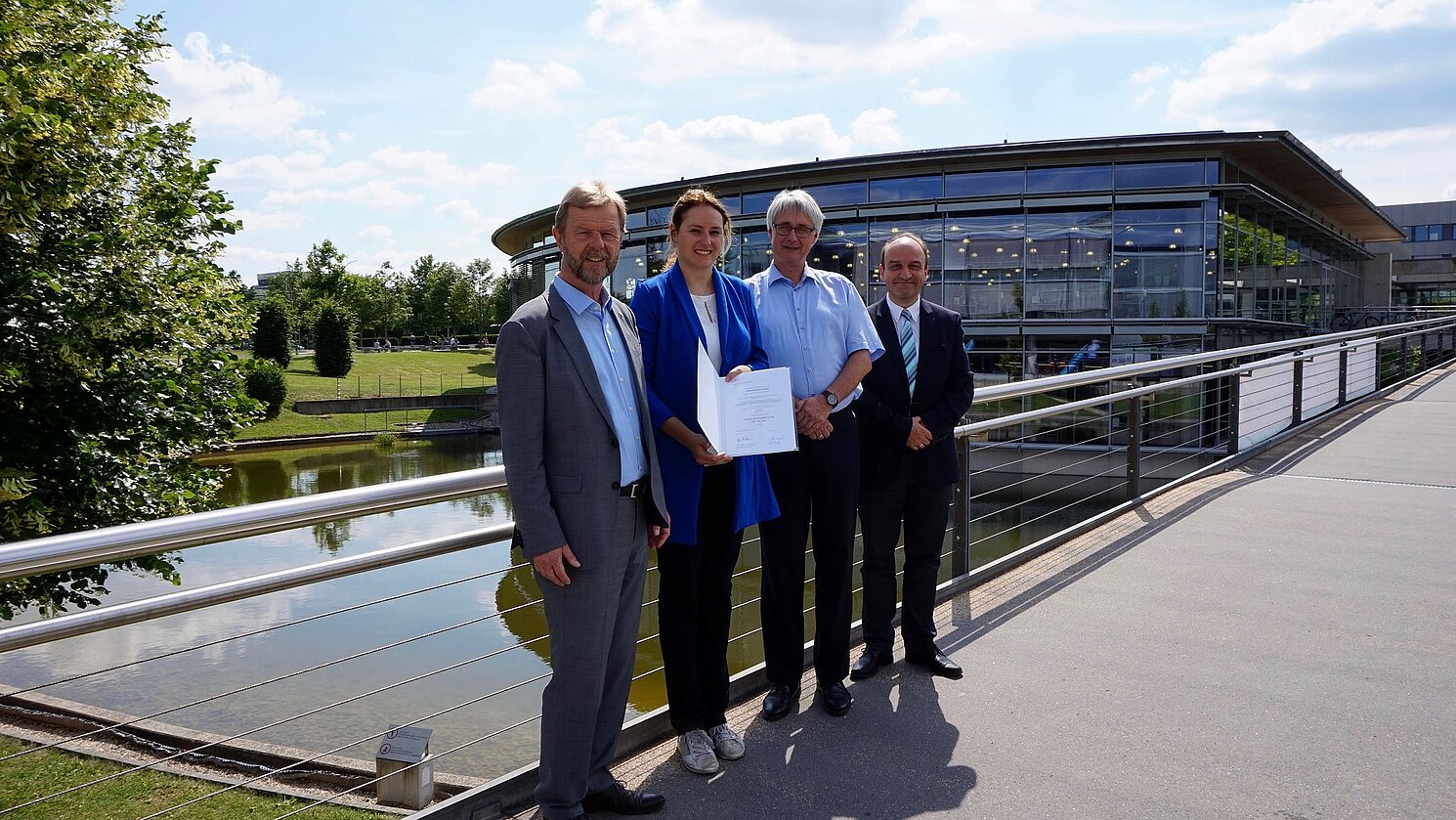 Gratulation zur Promotion: (von links) Prof. Dr. Wolfgang Baier, Dr. Ulrike Plach (ehemals Stumvoll), Prof. Dr. Thorsten Claus (Direktor IHI Zittau) und Prof. Dr. Ulrich Briem.