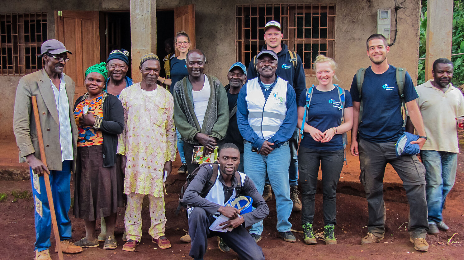 Im Sommer 2018 reiste ein Team aus Regensburg nach Kamerun in das Dorf Bangang, um dort die erste Kleinstwasserkraftanlage zu installieren.