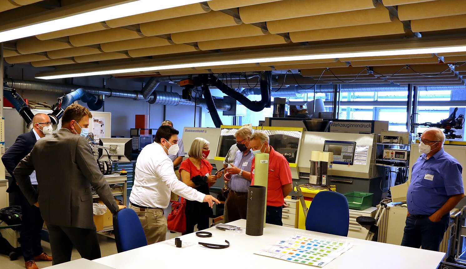 Marco Siegl stellt die im Labor Faserverbundtechnik hergestellten Probekörper vor.