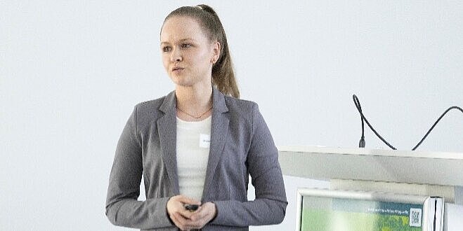 Jessica Kloiber während ihres Vortrags beim Forschungssymposium 2025 am Asklepios Klinikum Bad Abbach