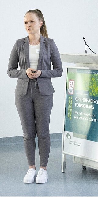 Jessica Kloiber während ihres Vortrags beim Forschungssymposium 2025 am Asklepios Klinikum Bad Abbach