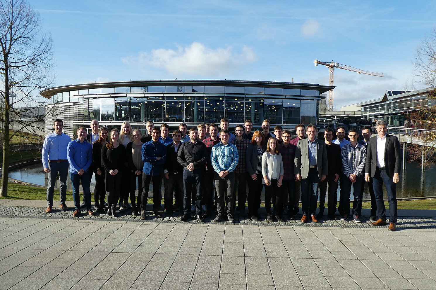 Elf Studierenden-Teams kämpften um die Prämierung ihrer Konstruktionsarbeit. Gruppenbild am Campus unter anderem mit Prof. Dr. Stefan Hierl (rechts) und Prof. Dr. Thomas Schaeffer (6. von rechts). Foto: Christina Härtl