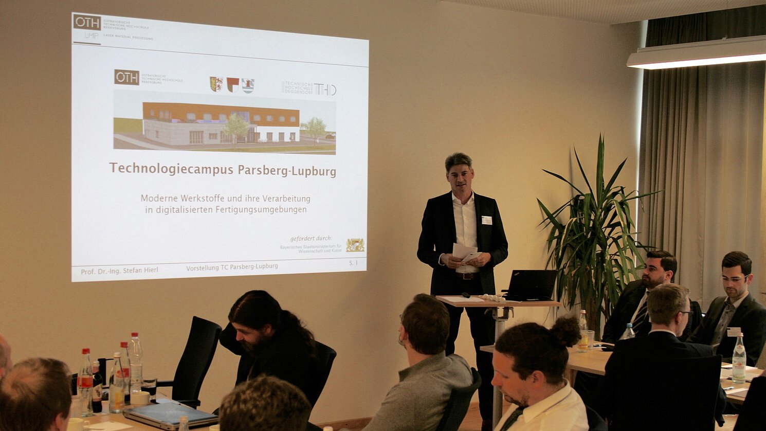 Zum Abschluss stellte Prof. Dr.-Ing. Stefan Hierl den Technologiecampus Parsberg-Lupburg vor, der im Herbst 2019 seinen Betrieb aufnimmt. Vor Ort dann auch das Labor Laser-Materialbearbeitung von Prof. Dr. Hierl. 