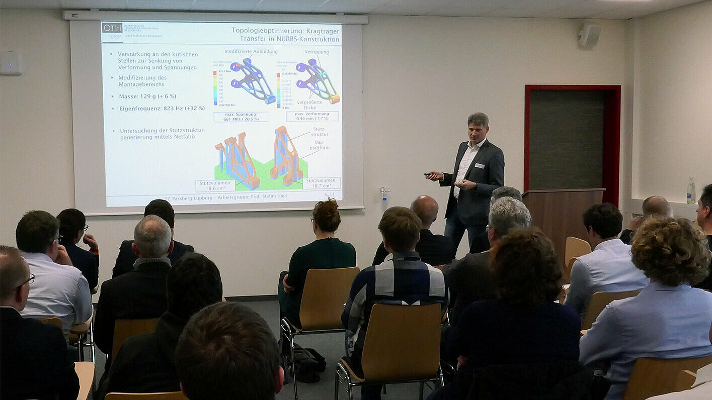 Prof. Dr. Stefan Hierl zeigte im Vortrag, wie ein Bauteil mittels additiver Fertigung optimiert werden konnte.