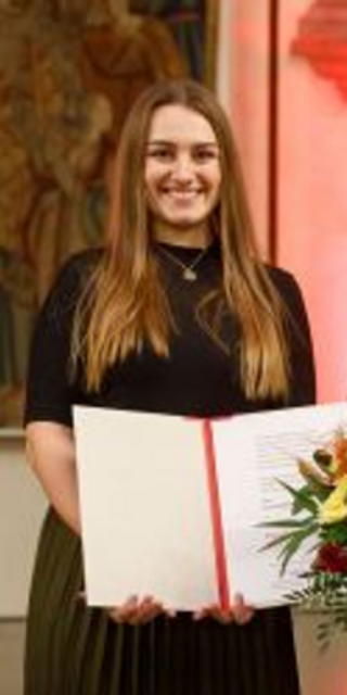 Oberbürgermeisterin Gertrud Maltz-Schwarzfischer mit Hannah Köck bei der Verleihung des Hochschulpreises der Stadt Regensburg