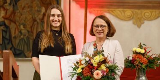 Oberbürgermeisterin Gertrud Maltz-Schwarzfischer mit Hannah Köck bei der Verleihung des Hochschulpreises der Stadt Regensburg