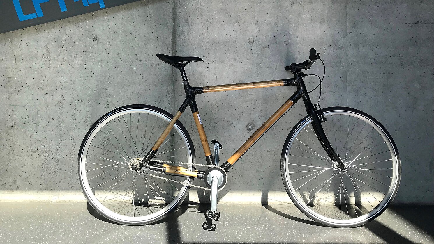 Prototyp des gefertigten Bambusfahrrads, das an der OTH Regensburg an der Fakultät Maschinenbau im Labor für Faserverbundtechnik von Studierenden entwickelt wurde. 