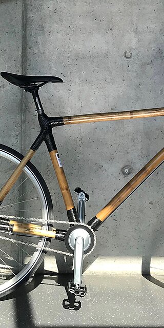 Prototyp des gefertigten Bambusfahrrads, das an der OTH Regensburg an der Fakultät Maschinenbau im Labor für Faserverbundtechnik von Studierenden entwickelt wurde. 