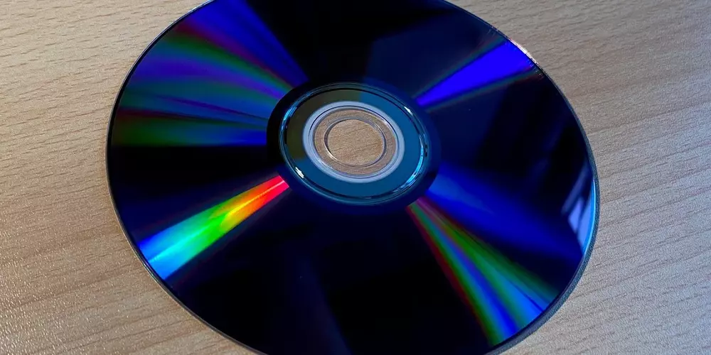 CD/DVD auf einem Tisch