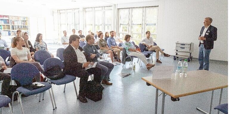 Forschungssymposium im Hörsaal der Orthopädie am Asklepios Klinikum Bad Abbach, das als Plattform für Experten der Orthopädie, einschließlich Forschung und klinischer Praxis diente