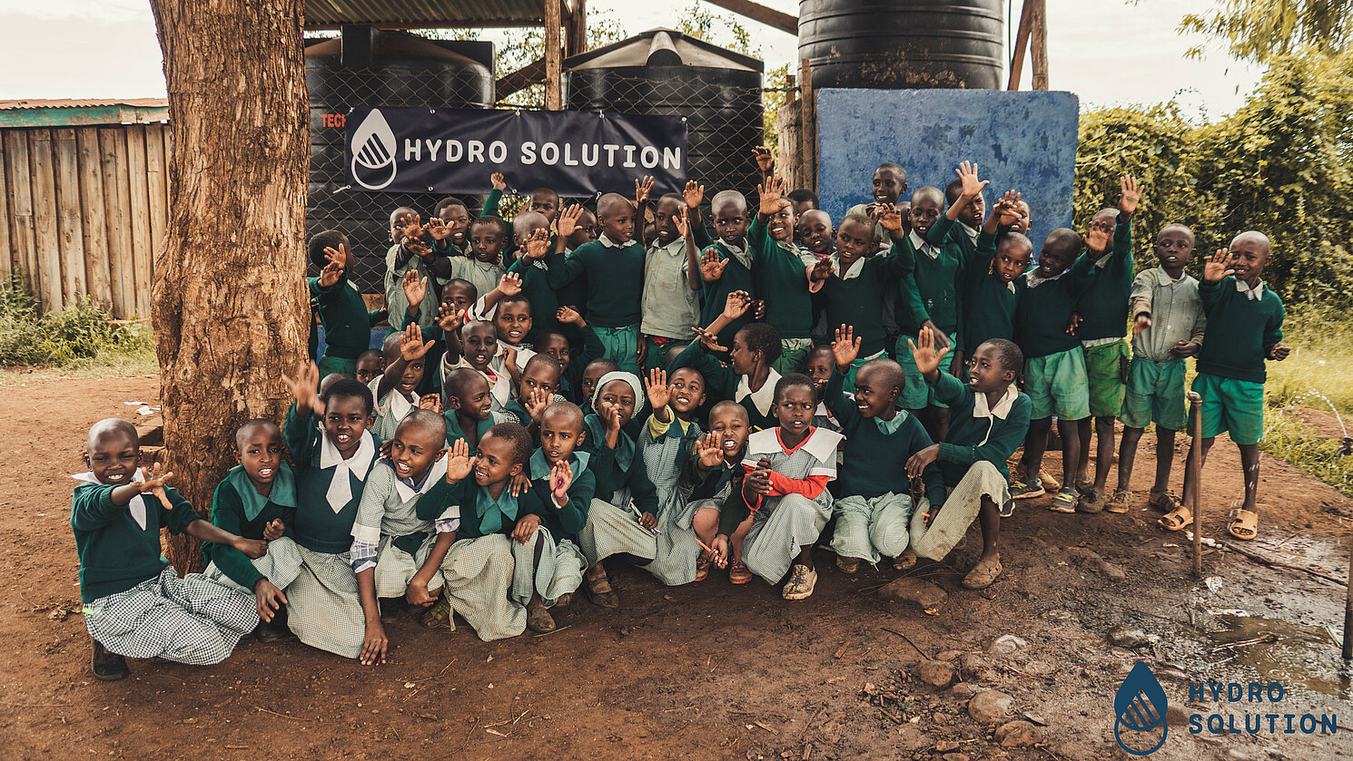 Eine kenianische Schulklasse vor einem Großfilter von Hydro Solution e.V.