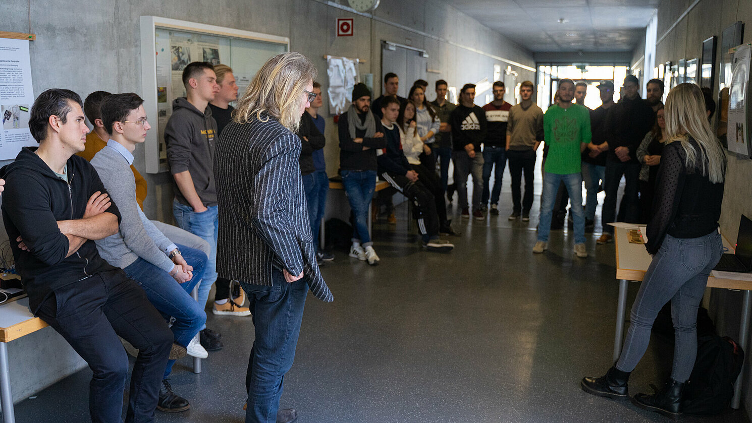 Am 9. Januar 2020 präsentierten Maschinenbau-Studierende ihre im Modul Messtechnik erarbeiteten Projekte Prof. Dr. Hermann Ketterl und weiteren Interessenten. 