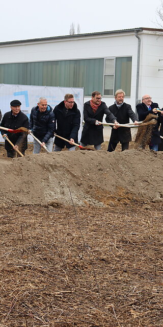 Großer Spatenstich für den TC Neustadt an der Donau. Von der OTH Regensburg dabei waren Dekan Prof. Dr. Ulrich Briem (l.), Prof. Dr. Ingo Ehrlich (2.v.l.), Vizepräsident Prof. Dr. Oliver Steffens (7.v.l.), Präsident Prof. Dr. Wolfgang Baier (8.v.l.), Prof. Dr. Aida Nonn (2.v.r.) und Dr. Andreas Kastenmeier (r.).