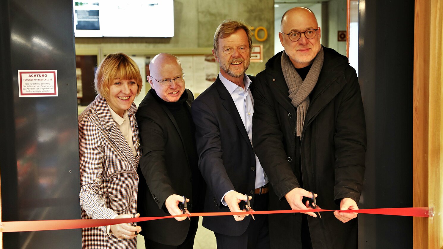 Von links: Gerlinde Frammelsberger, Geschäftsführerin des Studentenwerks Niederbayern/Oberpfalz, Stefan Krabatsch, Staatliches Bauamt Regensburg, Prof. Dr. Wolfgang Baier, Präsident der OTH Regensburg, und Manfred Blasch, Blasch Architekten Regensburg.