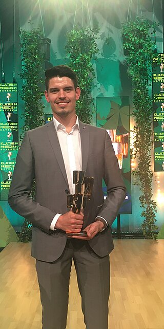 Wissenschaftsminister Bernd Sibler (li.) und Prof. Dr. Wolfgang Baier, Präsident der OTH Regensburg, gratulierten Marius Grad zur Auszeichnung.