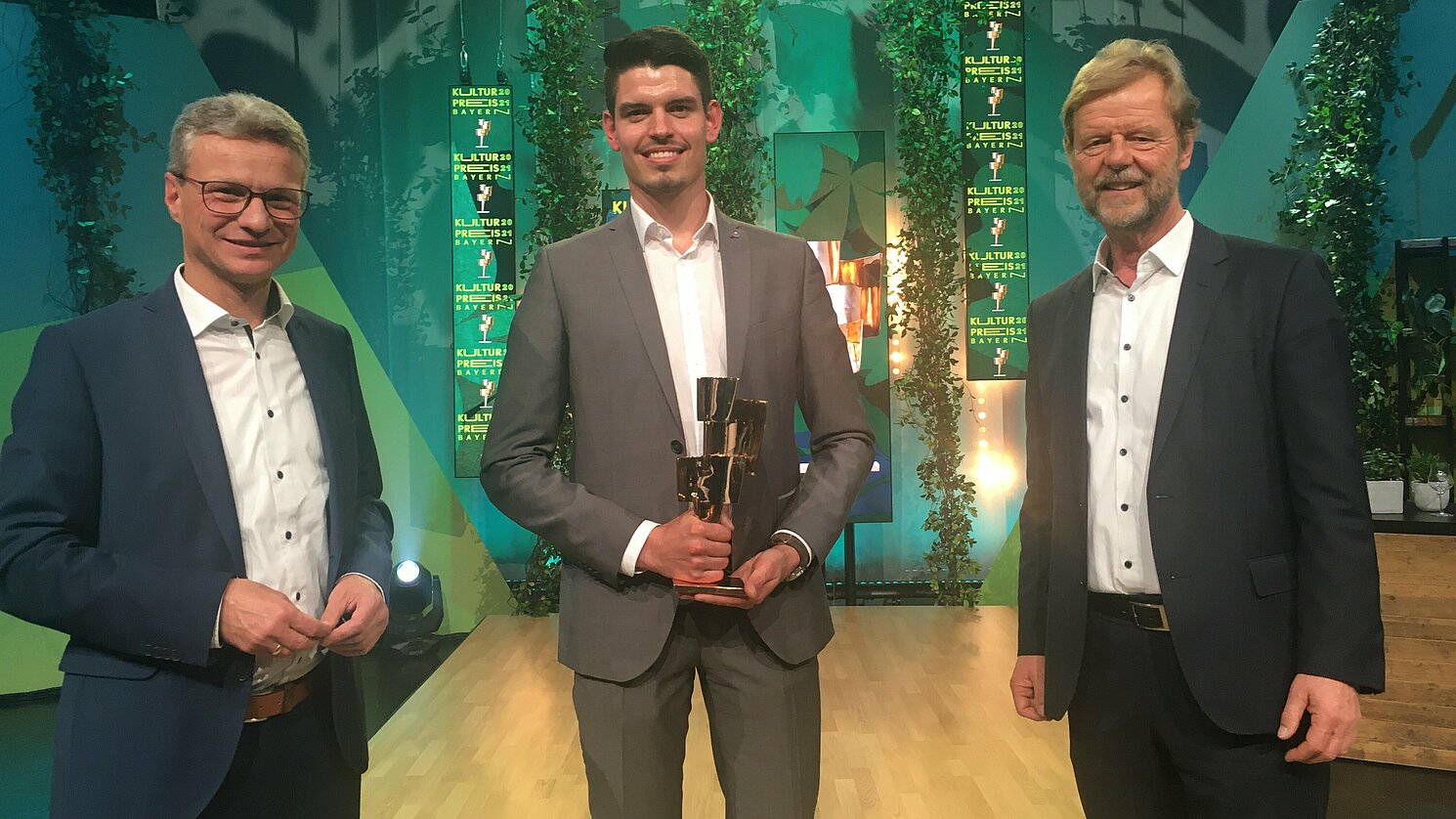 Wissenschaftsminister Bernd Sibler (li.) und Prof. Dr. Wolfgang Baier, Präsident der OTH Regensburg, gratulierten Marius Grad zur Auszeichnung.