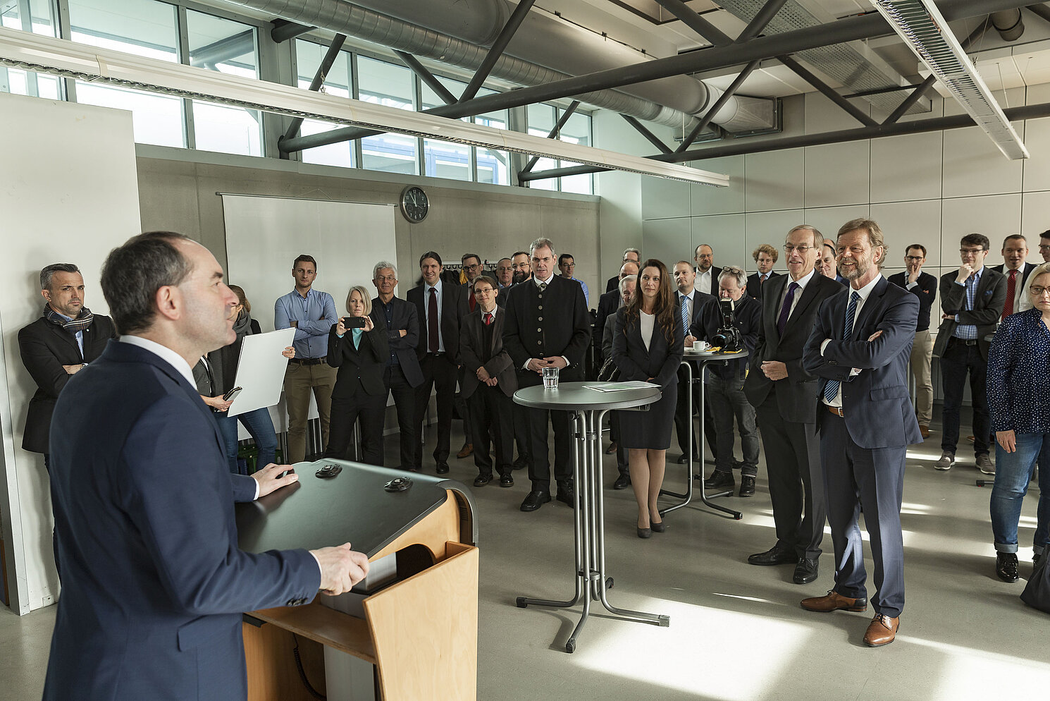 Wirtschaftsminister Hubert Aiwanger hob die Vernetzung der Forschungspartner von OTH Regensburg, Universitätsklinikum Regensburg und Unternehmen hervor.