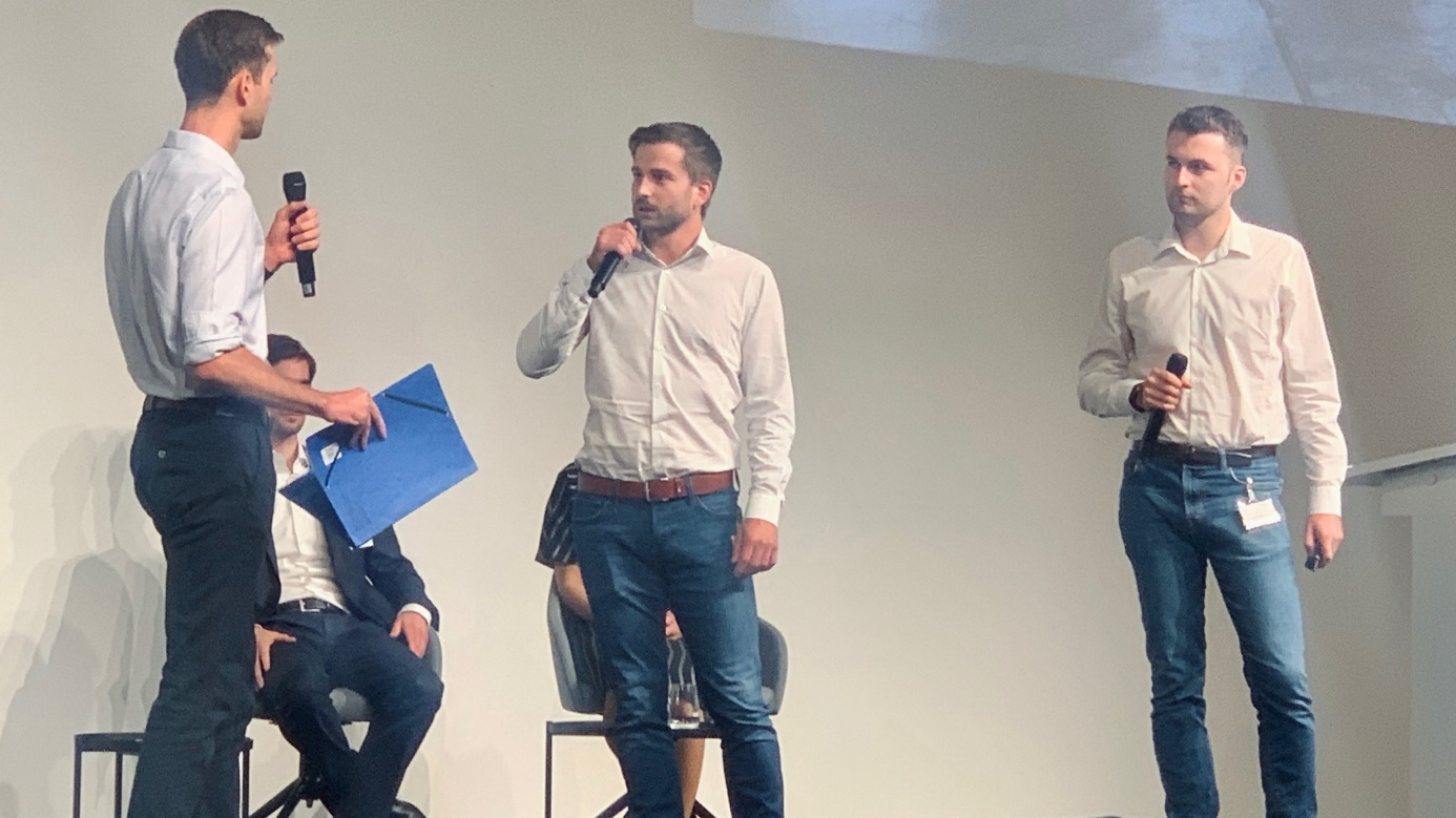 Das Team "Digitale Drillinge" beim Pitch auf der H2Giga-Statuskonferenz in Frankfurt am Main Foto: Stefan Galka