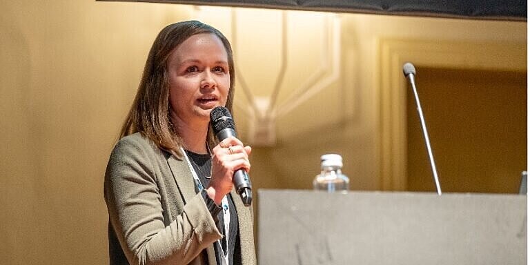 Jessica Kloiber während der Flash-Präsentation auf der 13. [MEET THE EXPERT] Implants Konferenz 2024 in Solothurn