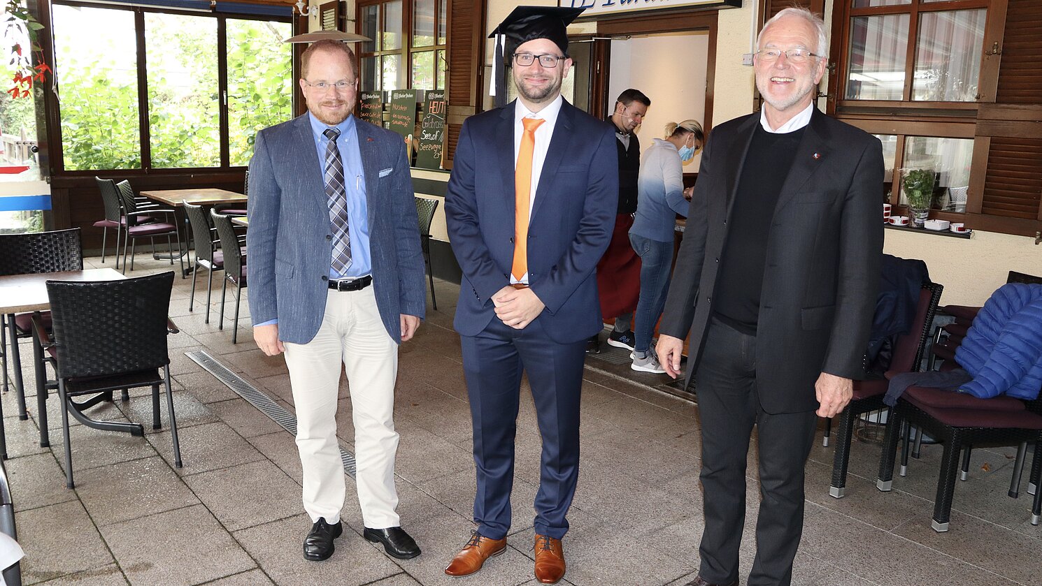 Bei der Übergabe des „Doktorhutes“. Von links: Prof. Dr. Ingo Ehrlich, Dr. Andreas Kastenmeier, Prof. Dr. Norbert Gebbeken.