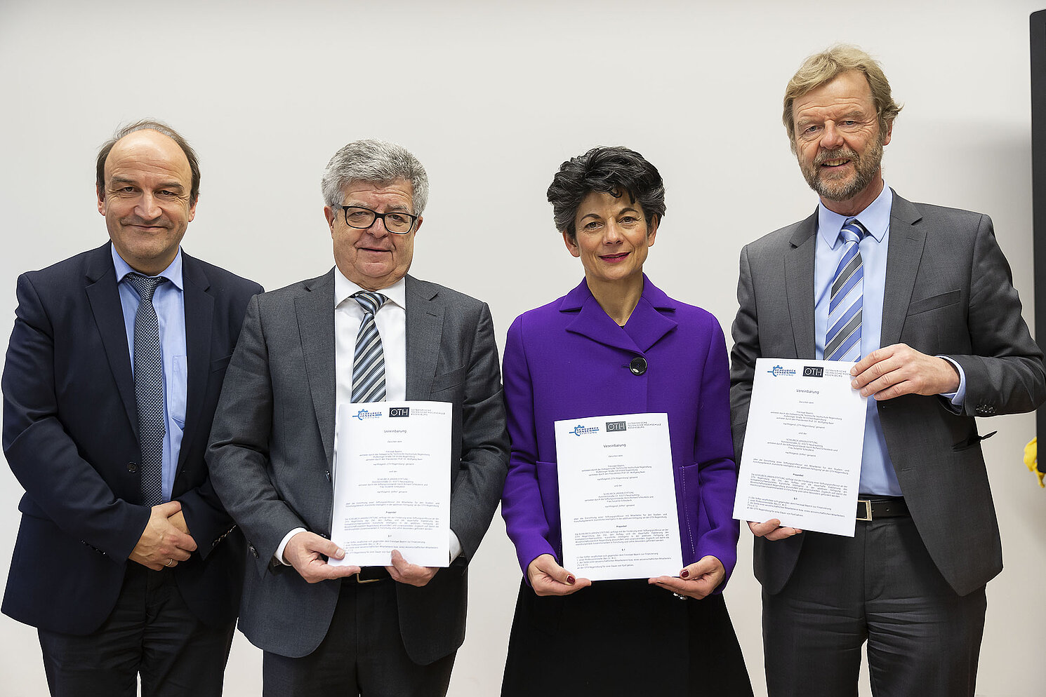 Vertragsunterzeichnung (von links): Prof. Dr. Ulrich Briem, Richard Scheubeck, Susanne Scheubeck und Präsident Prof. Dr. Wolfgang Baier. Foto: OTH Regensburg / Florian Hammerich