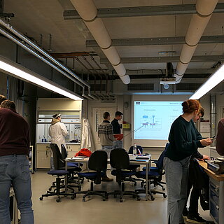 Studierende aus der Ukraine werden unter anderem im Labor Werkstoffrandschichtanalytik praktische Erfahrungen sammeln. Foto: OTH Regensburg