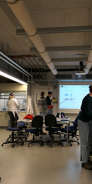 Studierende aus der Ukraine werden unter anderem im Labor Werkstoffrandschichtanalytik praktische Erfahrungen sammeln. Foto: OTH Regensburg