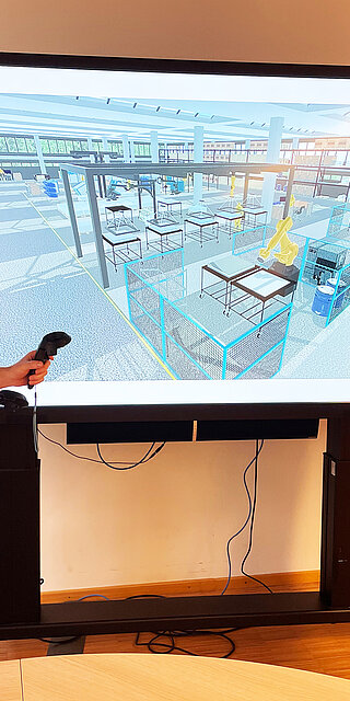 Virtuelle Fabrik: Die wissenschaftlichen Mitarbeiter Lukas Schuhegger (li.) und Tobias Wild diskutieren Produktionsprozesse mithilfe des digitalen Zwillings.